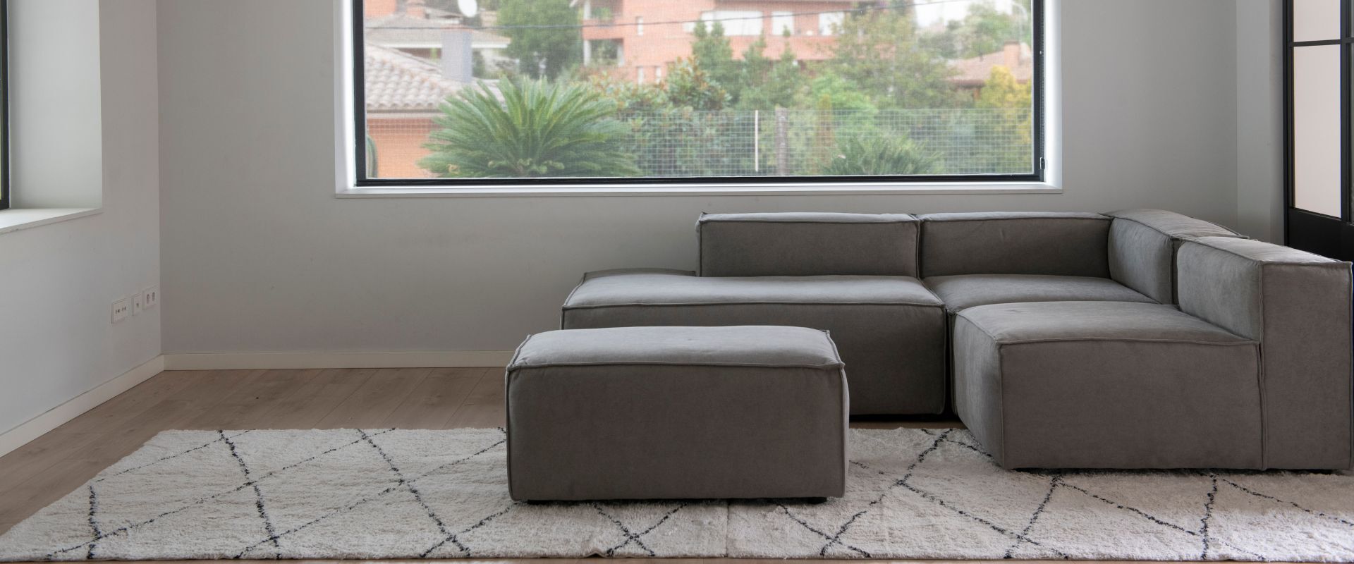 Sofá modular con chaise longue gris Arlo 350x170cm Clau&Chloe