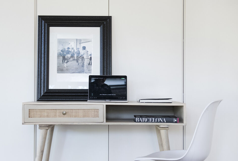 sillas de oficina y mesas de escritorio