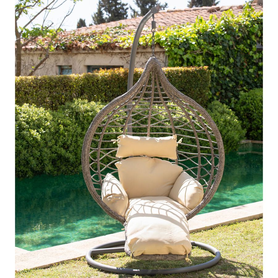 Sill&oacute;n colgante con reposapi&eacute;s beige de rat&aacute;n sint&eacute;tico Cozumel 195cm Clau&Chloe