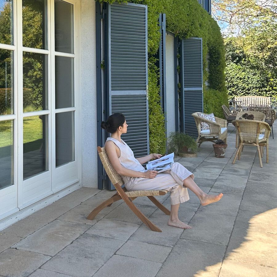 Butaca plegable de madera de acacia y ratán Amira 62x24x100cm