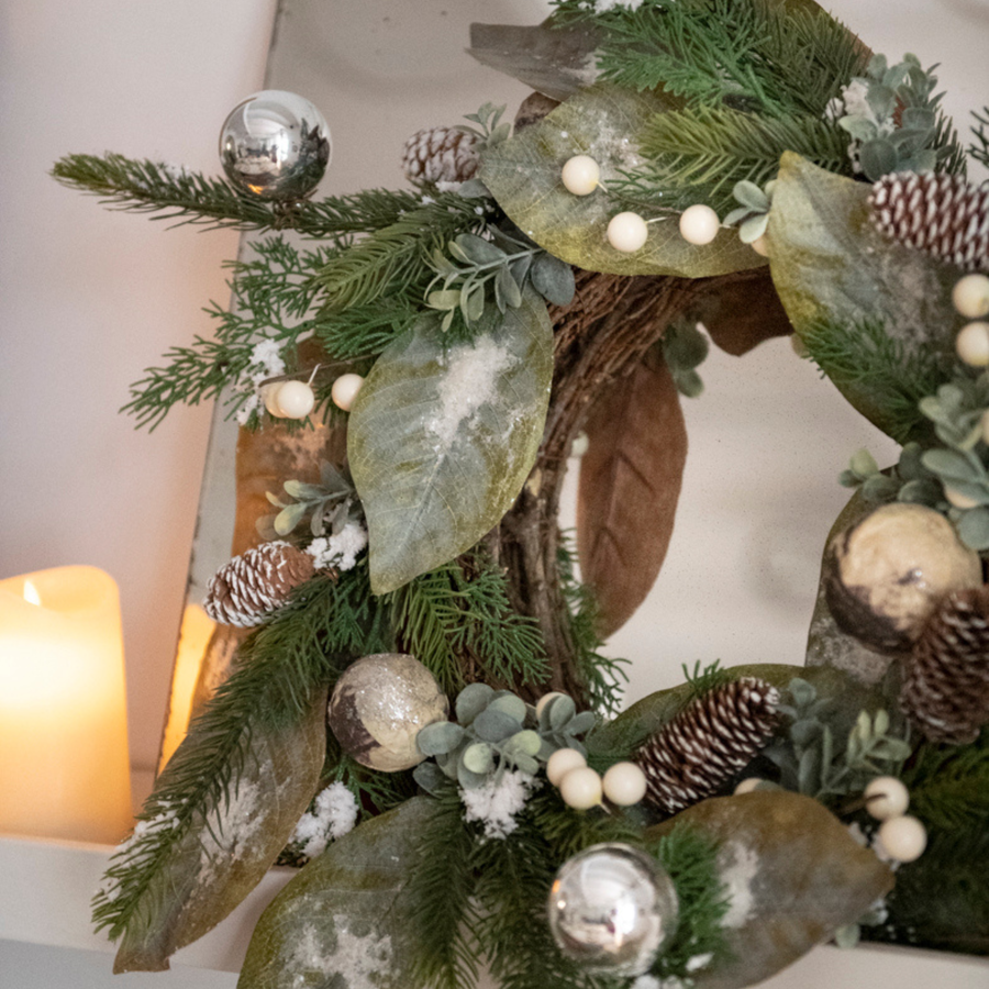 Corona de pino con bayas y bolas plateadas