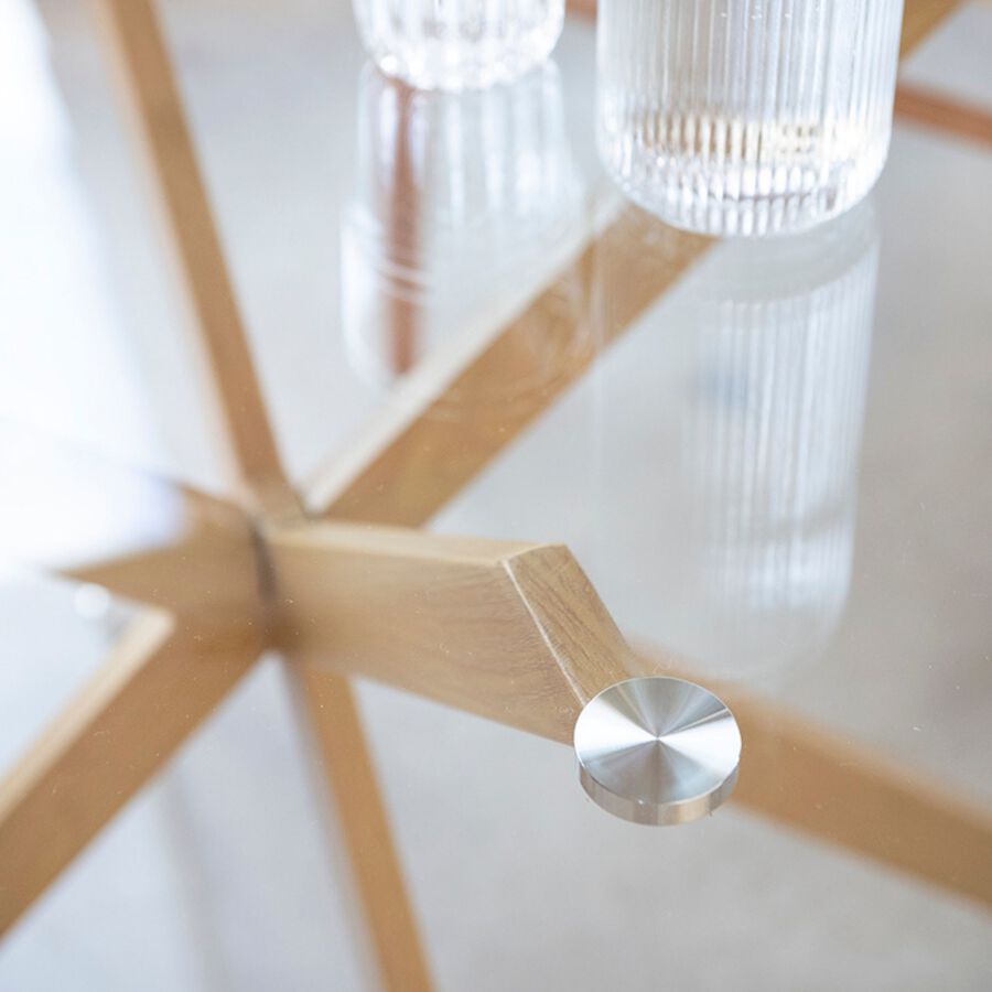 Mesa de comedor de cristal con patas de madera natural Fita &Oslash;120x75cm