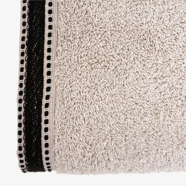 Toalla de ducha de algod&oacute;n beige Sena 70x130cm - 550 g/m&sup2;