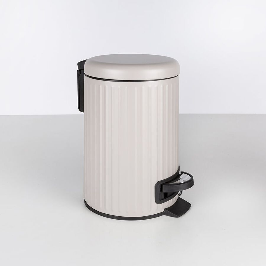 Cubo de basura para ba&ntilde;o dispoible en 4 colores 3L &Oslash;17x35cm