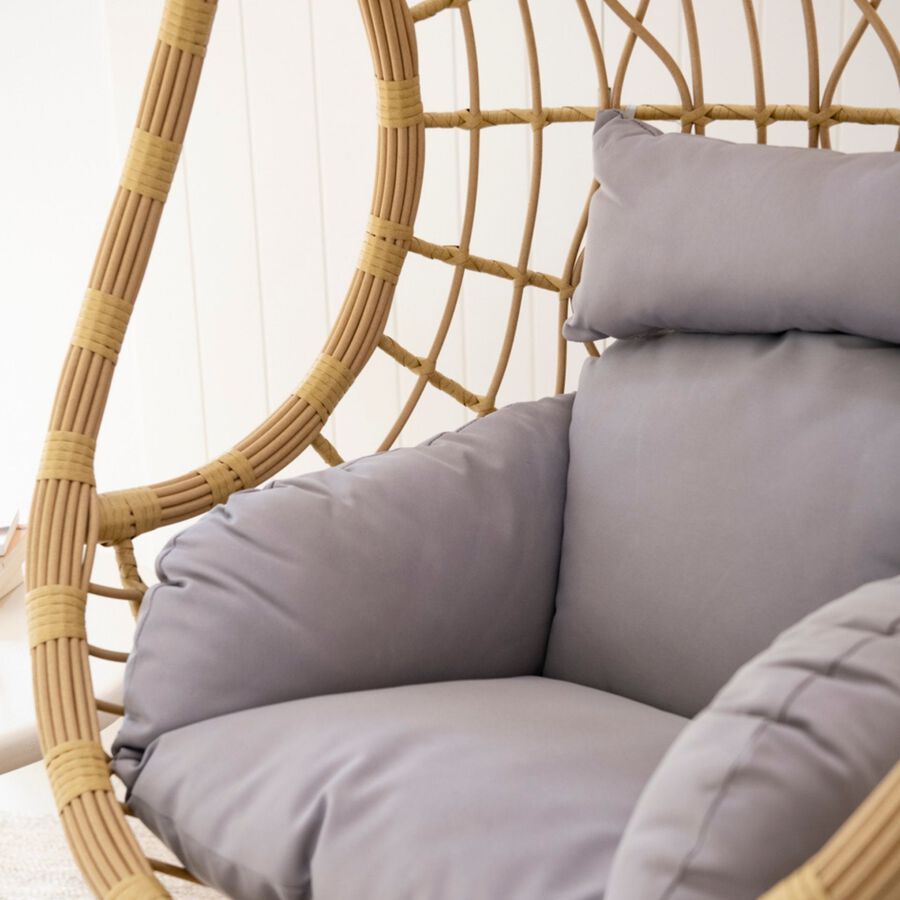 Sill&oacute;n colgante de rat&aacute;n sint&eacute;tico marr&oacute;n con coj&iacute;n gris Veran 105x105x195cm