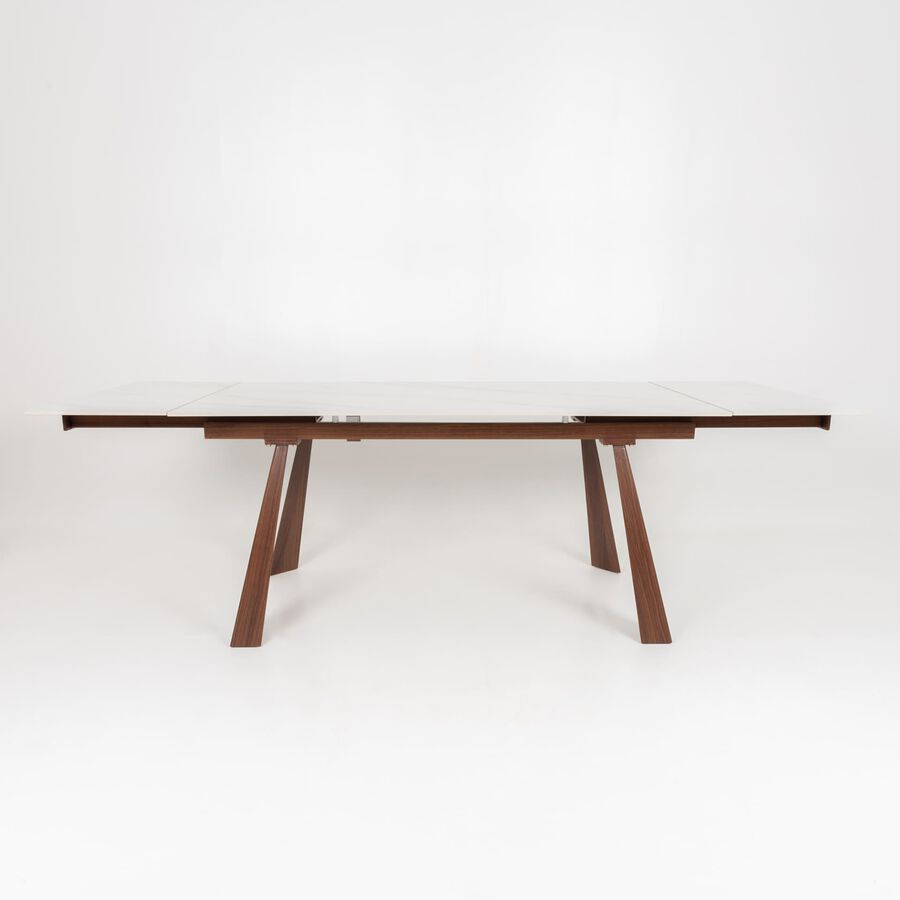 Mesa extensible con sobre porcel&aacute;nico y estructura de aluminio en color madera Arlon 160/240x90cm