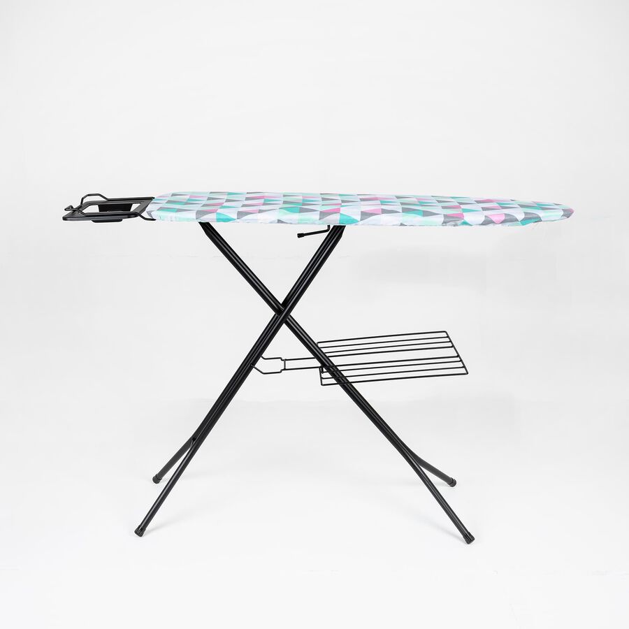 Tabla de planchar con estampado de triángulos