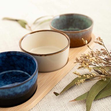 Set de 3 cuencos de cer&aacute;mica de colores con bandeja de madera