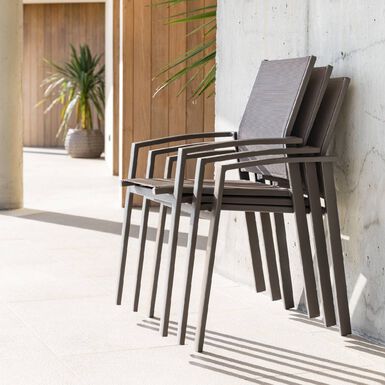Silla de jard&iacute;n apilable de aluminio y textilene marr&oacute;n Butan 57x57cm
