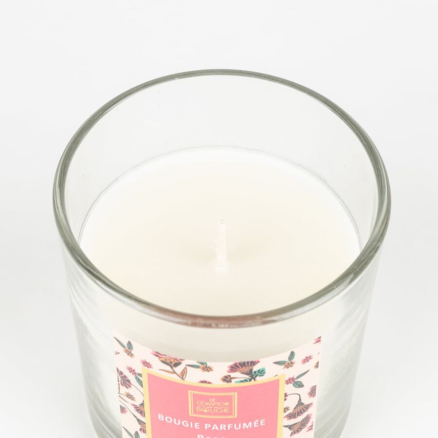 Vela en vaso de cristal con aroma de rosa