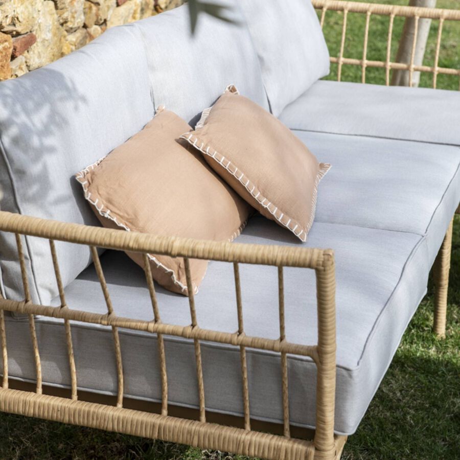 Sof&aacute; de jard&iacute;n chaise longue con puf de rat&aacute;n sint&eacute;tico Balos