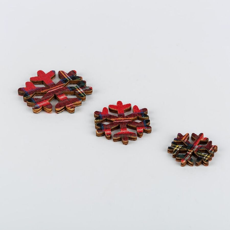 Set de 48 copos de nieve de madera de tart&aacute;n