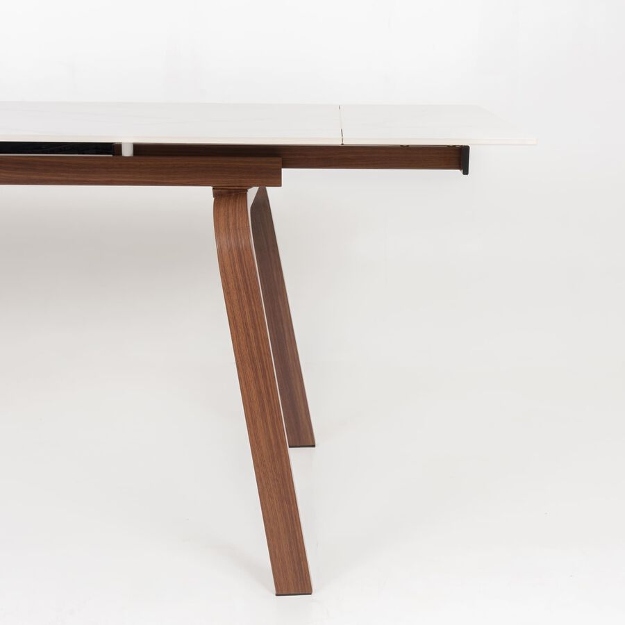 Mesa extensible con sobre porcel&aacute;nico y estructura de aluminio en color madera Arlon 140/200x80cm