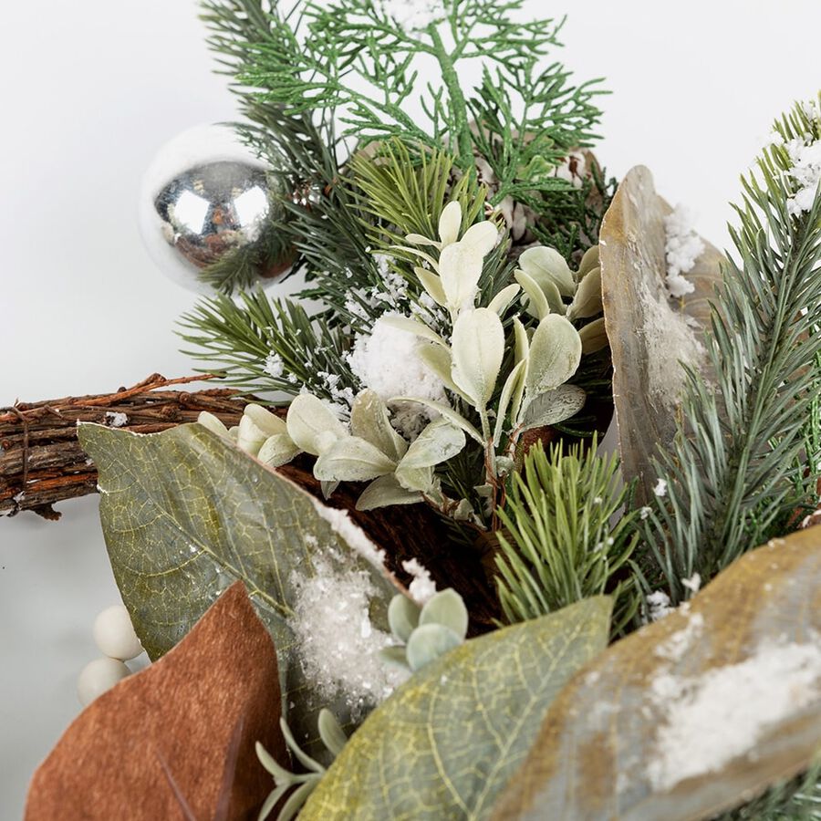 Corona de pino con bayas y bolas plateadas