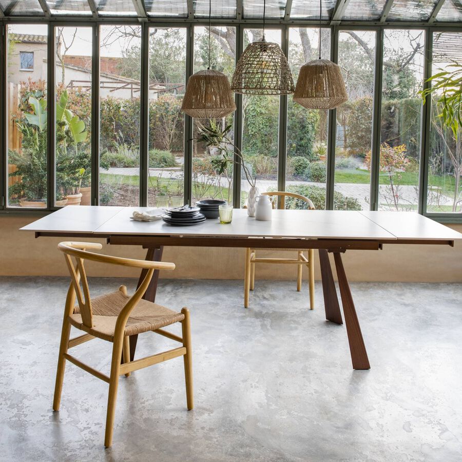 Mesa extensible con sobre porcel&aacute;nico y estructura de aluminio en color madera Arlon 140/200x80cm