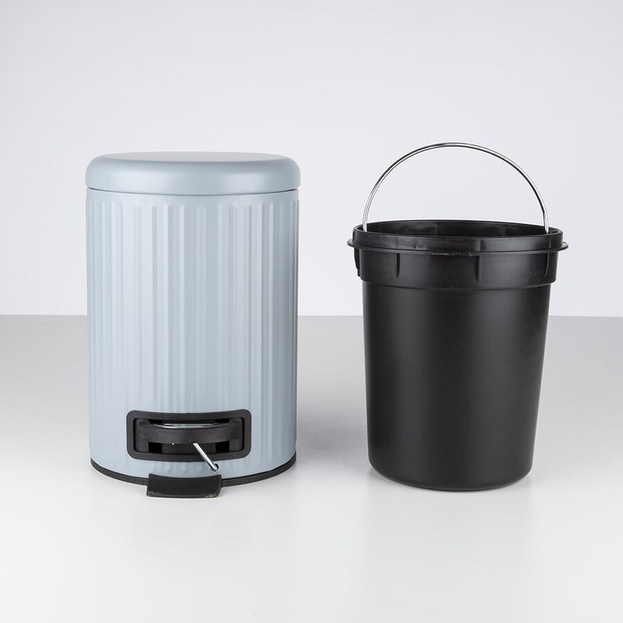 Cubo de basura para ba&ntilde;o dispoible en 4 colores 3L &Oslash;17x35cm