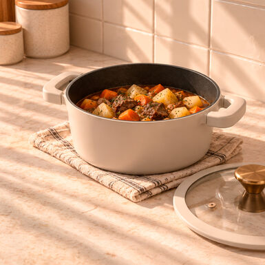 Cacerola gris claro de aluminio fundido con tapa Bruma 24cm