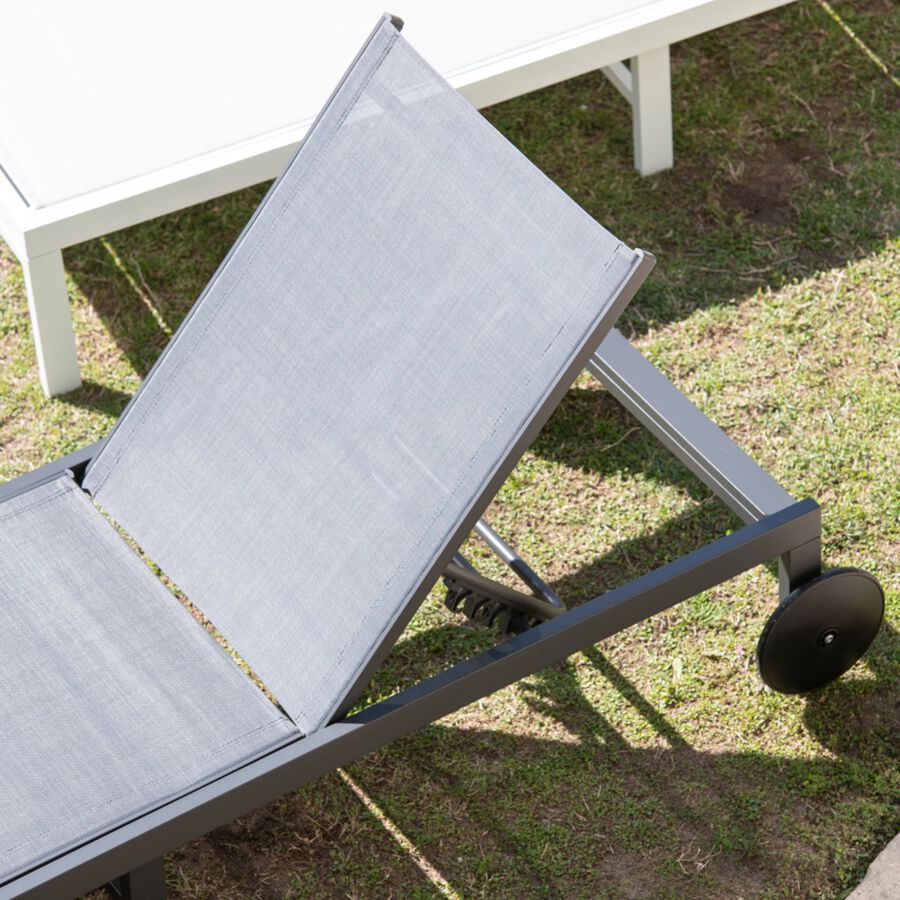 Tumbona reclinable de aluminio con ruedas gris 64x200x89cm