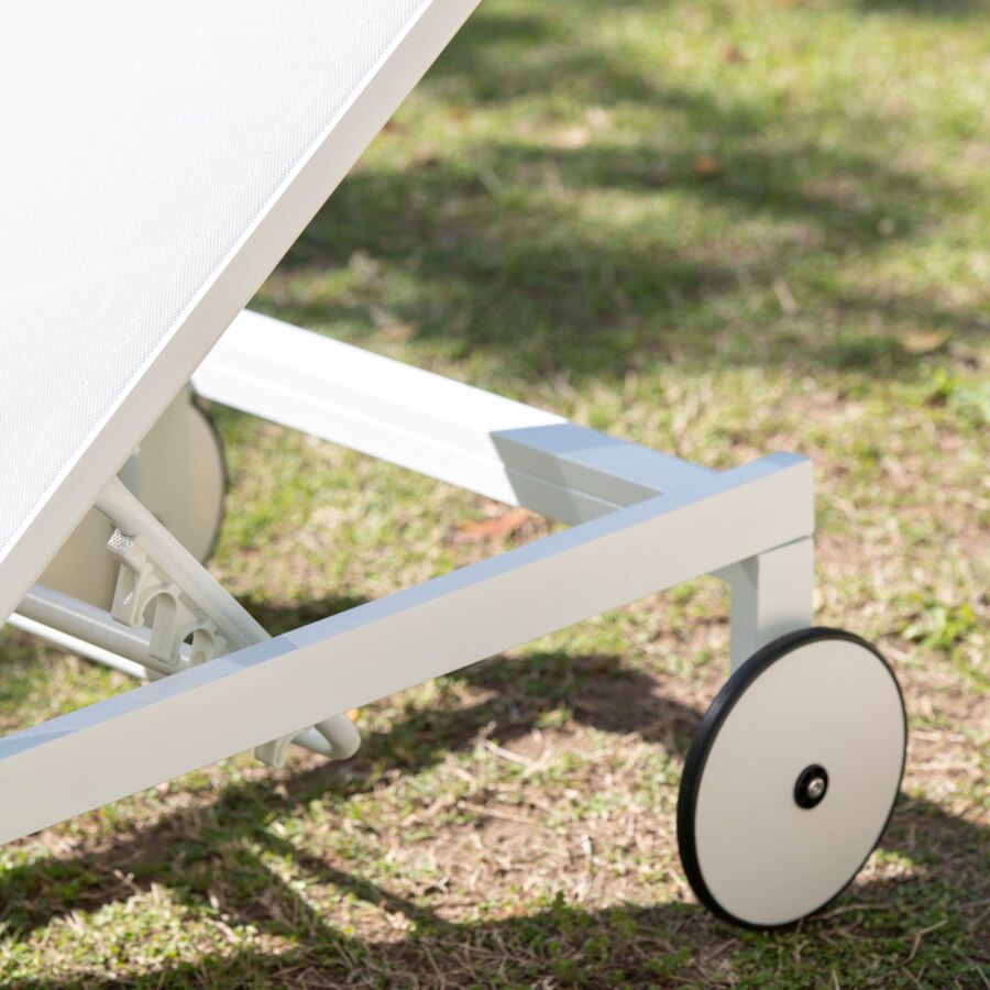 Tumbona reclinable de aluminio con ruedas blanca 64x200x89cm