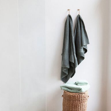 Toalla de ducha XL de algod&oacute;n gris oscuro Vic 100x150cm - 500 gr/m&sup2;