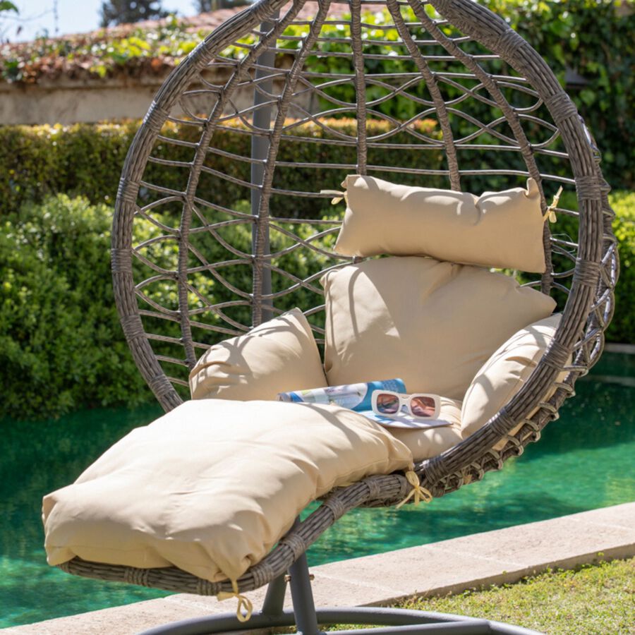 Sill&oacute;n colgante con reposapi&eacute;s beige de rat&aacute;n sint&eacute;tico Cozumel 195cm Clau&Chloe