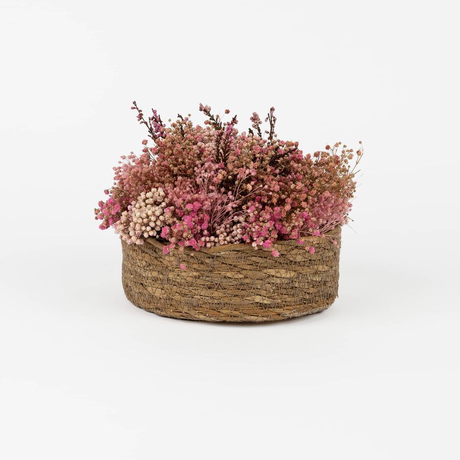 Centro floral con flores rosas variadas