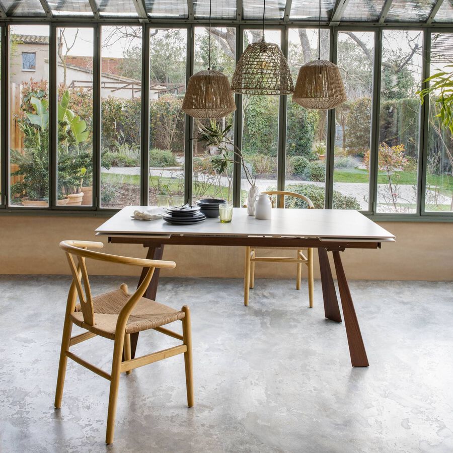 Mesa extensible con sobre porcel&aacute;nico y estructura de aluminio en color madera Arlon 140/200x80cm