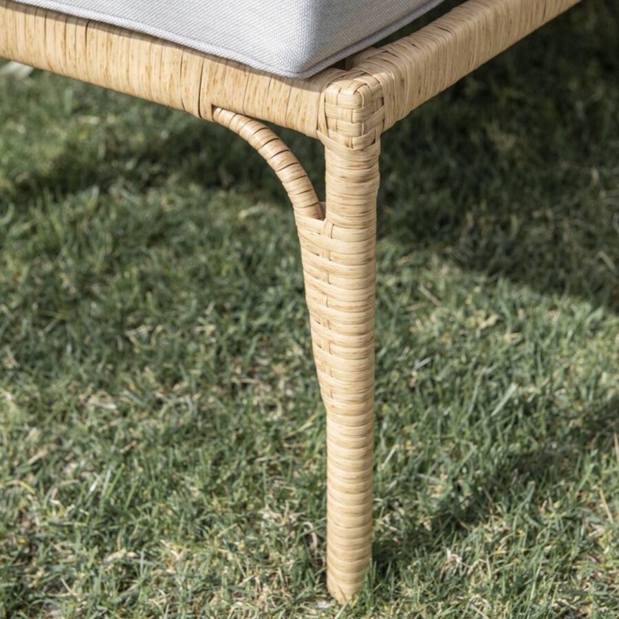 Sof&aacute; de jard&iacute;n chaise longue con puf de rat&aacute;n sint&eacute;tico Balos