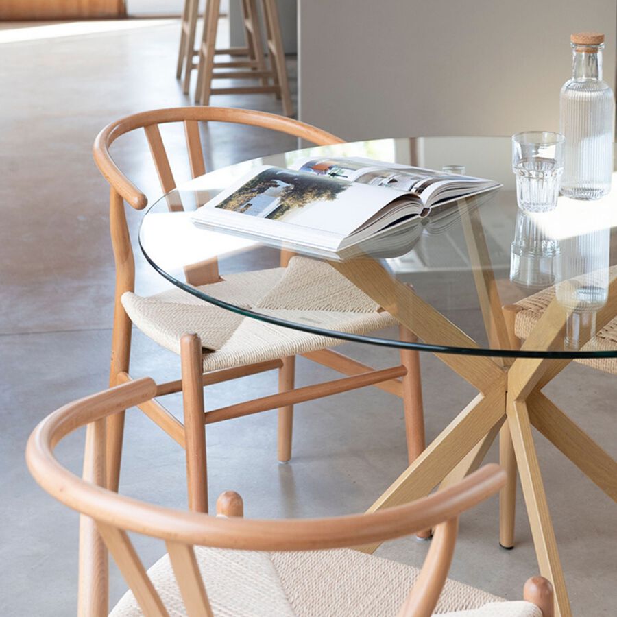 Mesa de comedor de cristal con patas de madera natural Fita &Oslash;120x75cm