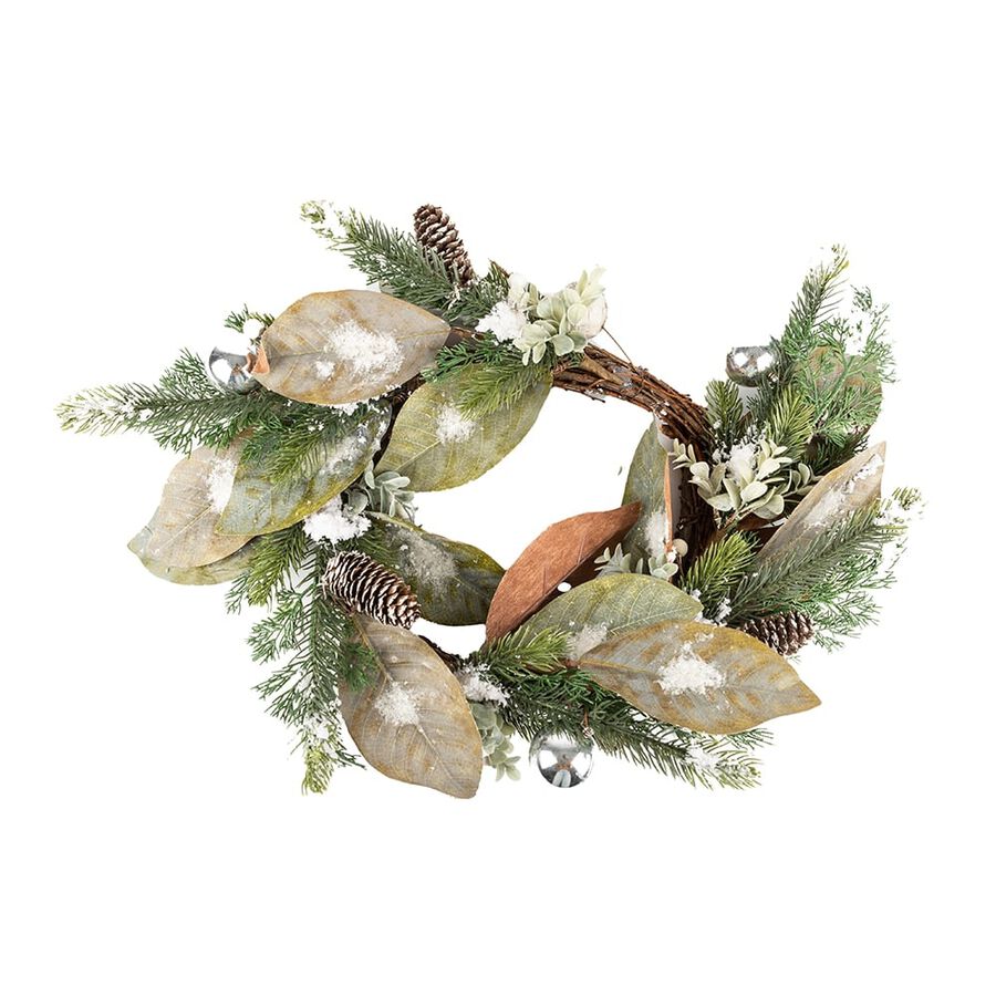 Corona de pino con bayas y bolas plateadas