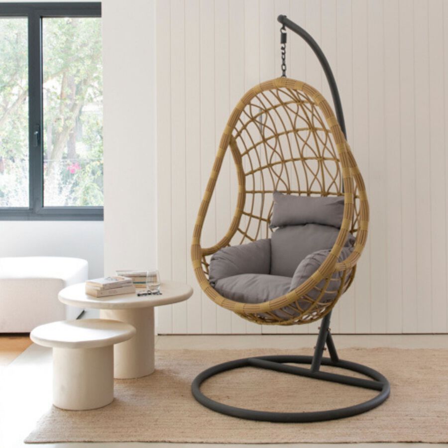 Sill&oacute;n colgante de rat&aacute;n sint&eacute;tico marr&oacute;n con coj&iacute;n gris Veran 105x105x195cm