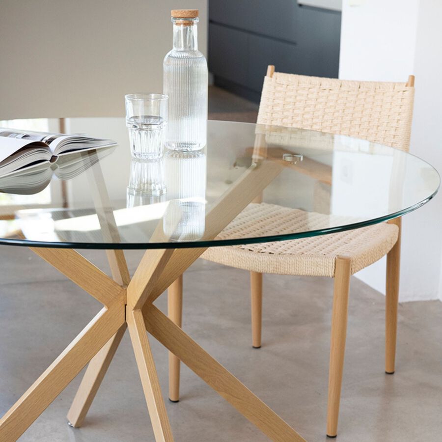 Mesa de comedor de cristal con patas de madera natural Fita &Oslash;120x75cm