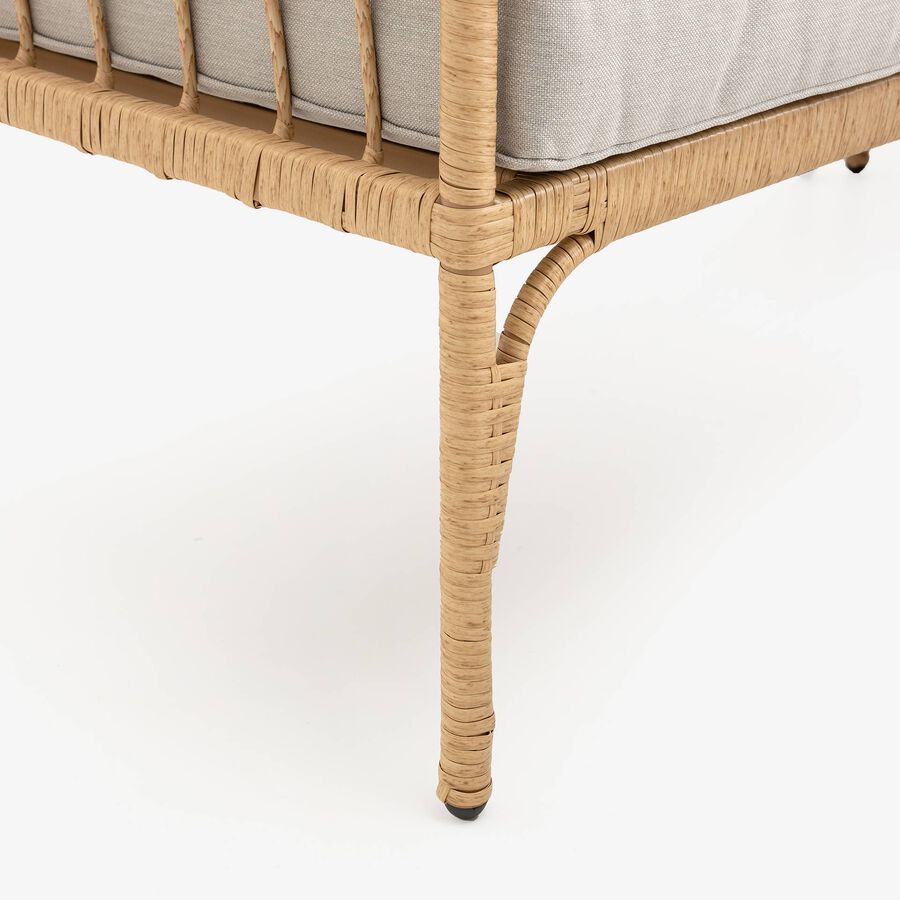 Sof&aacute; de jard&iacute;n chaise longue con puf de rat&aacute;n sint&eacute;tico Balos