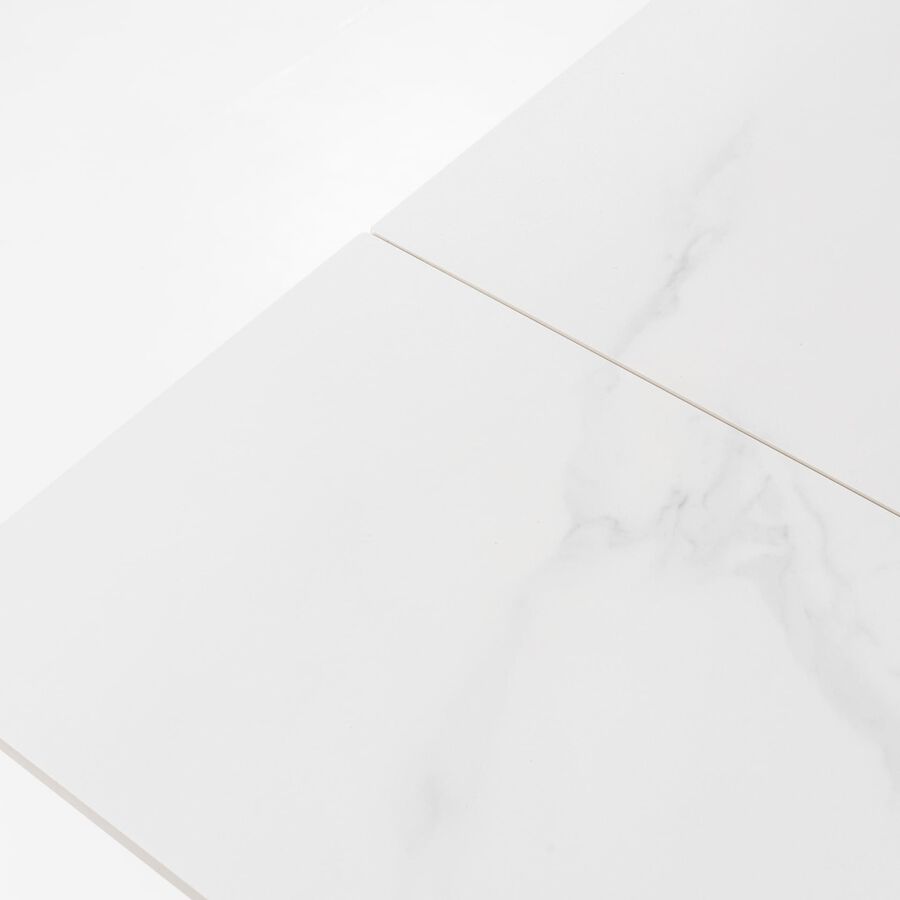 Mesa extensible con sobre porcel&aacute;nico y estructura de aluminio en color madera Arlon 140/200x80cm