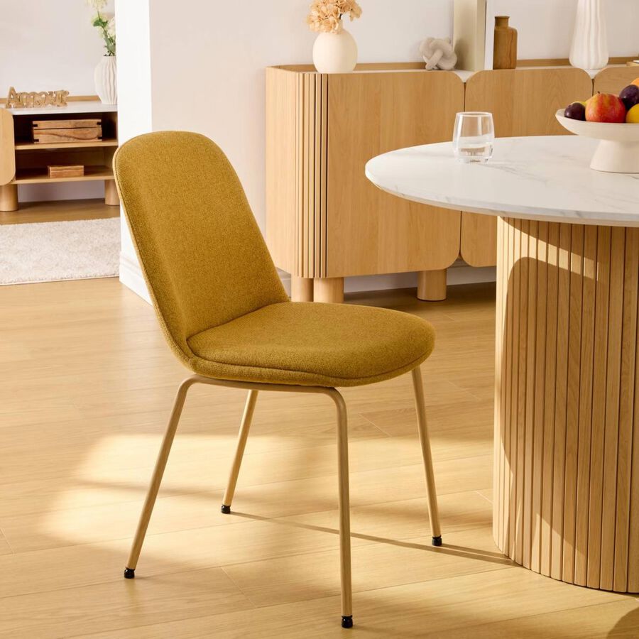 Silla de comedor ocre de tela Eron 