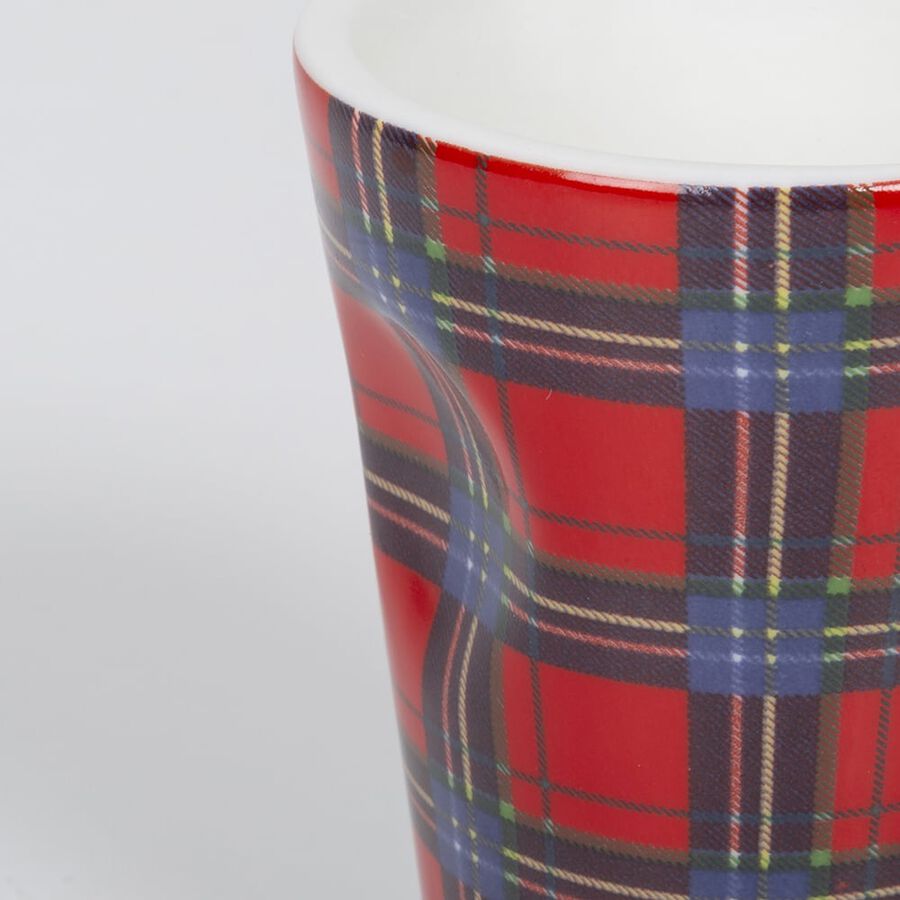 Taza de espresso de porcelana en tart&aacute;n rojo