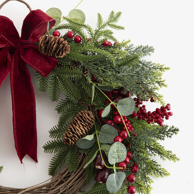 Corona de Navidad verde con lazo rojo 55cm