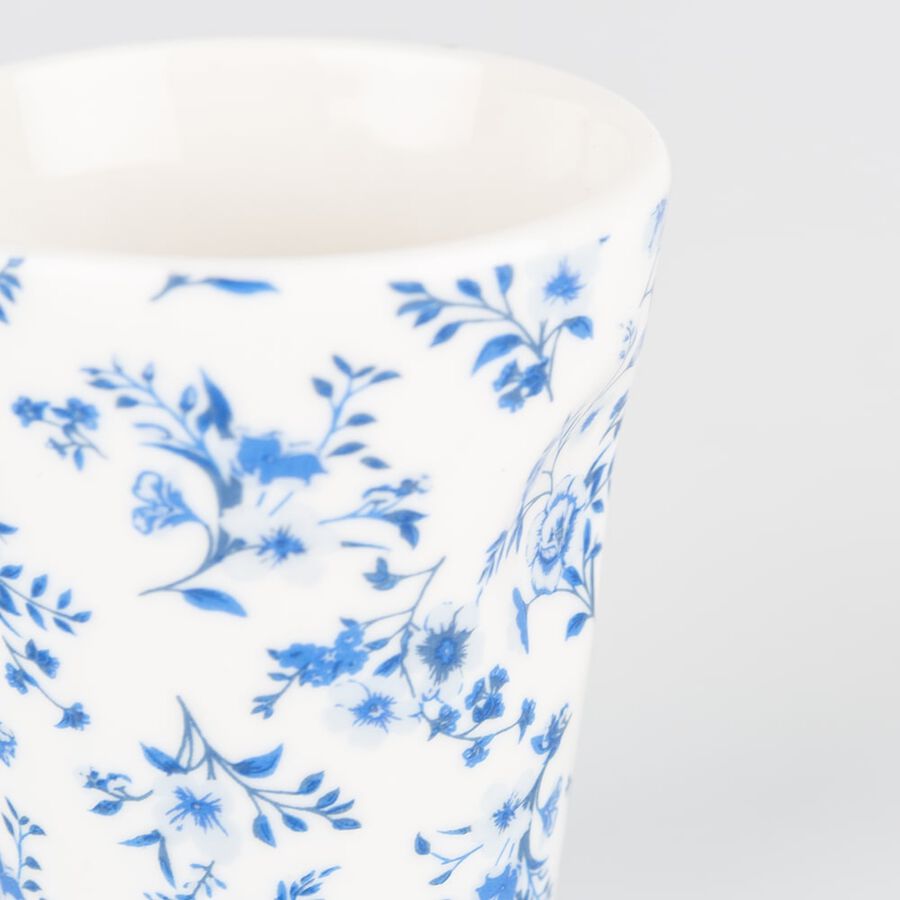 Taza de caf&eacute; de porcelana blanca con flores azules