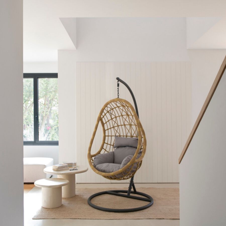 Sill&oacute;n colgante de rat&aacute;n sint&eacute;tico marr&oacute;n con coj&iacute;n gris Veran 105x105x195cm