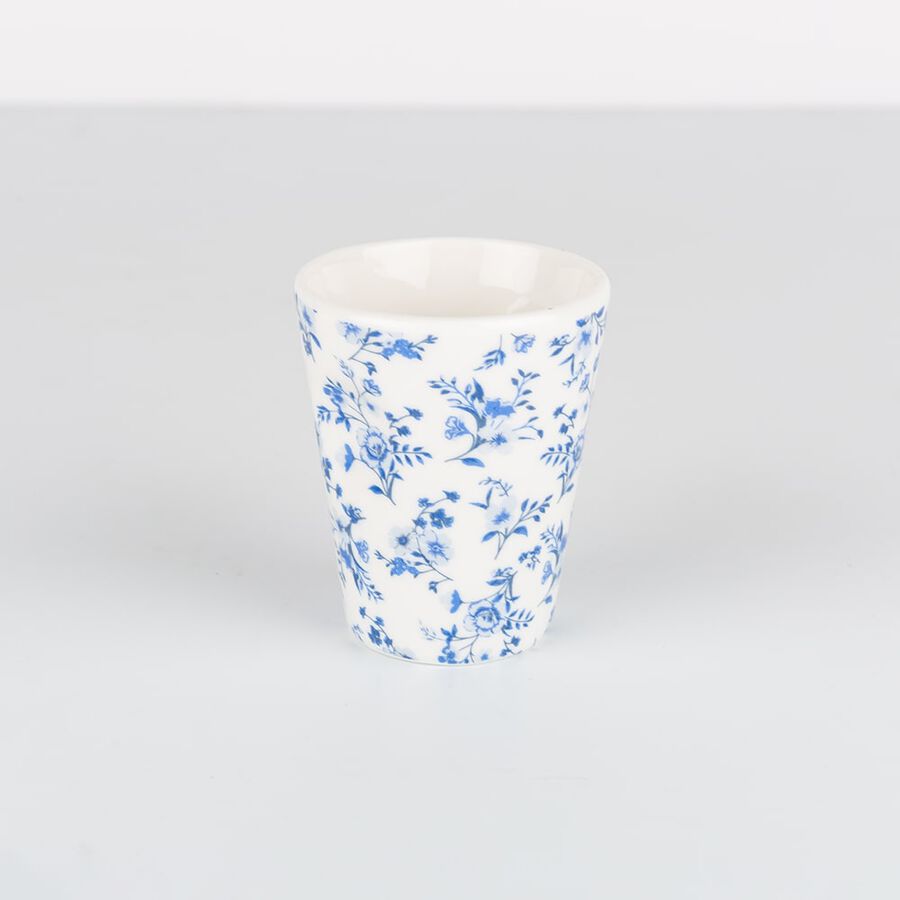 Taza de caf&eacute; de porcelana blanca con flores azules