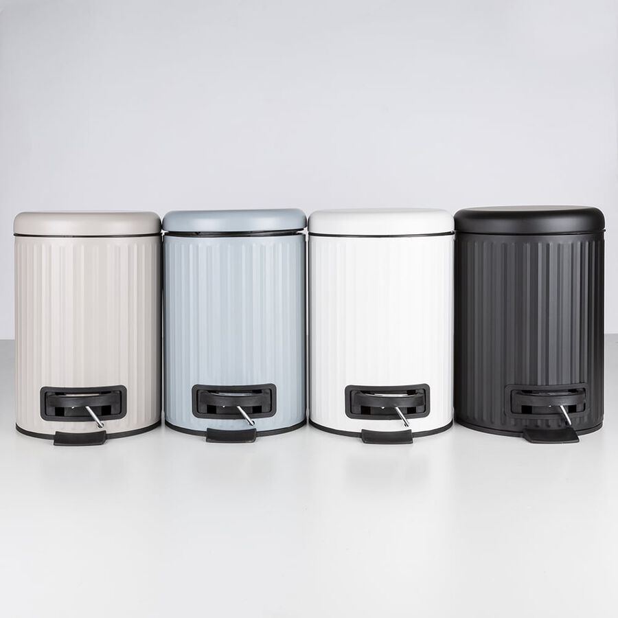 Cubo de basura para ba&ntilde;o dispoible en 4 colores 3L &Oslash;17x35cm