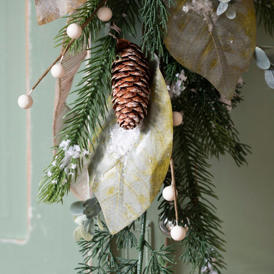 Rama de pino con bolas plateadas 72cm