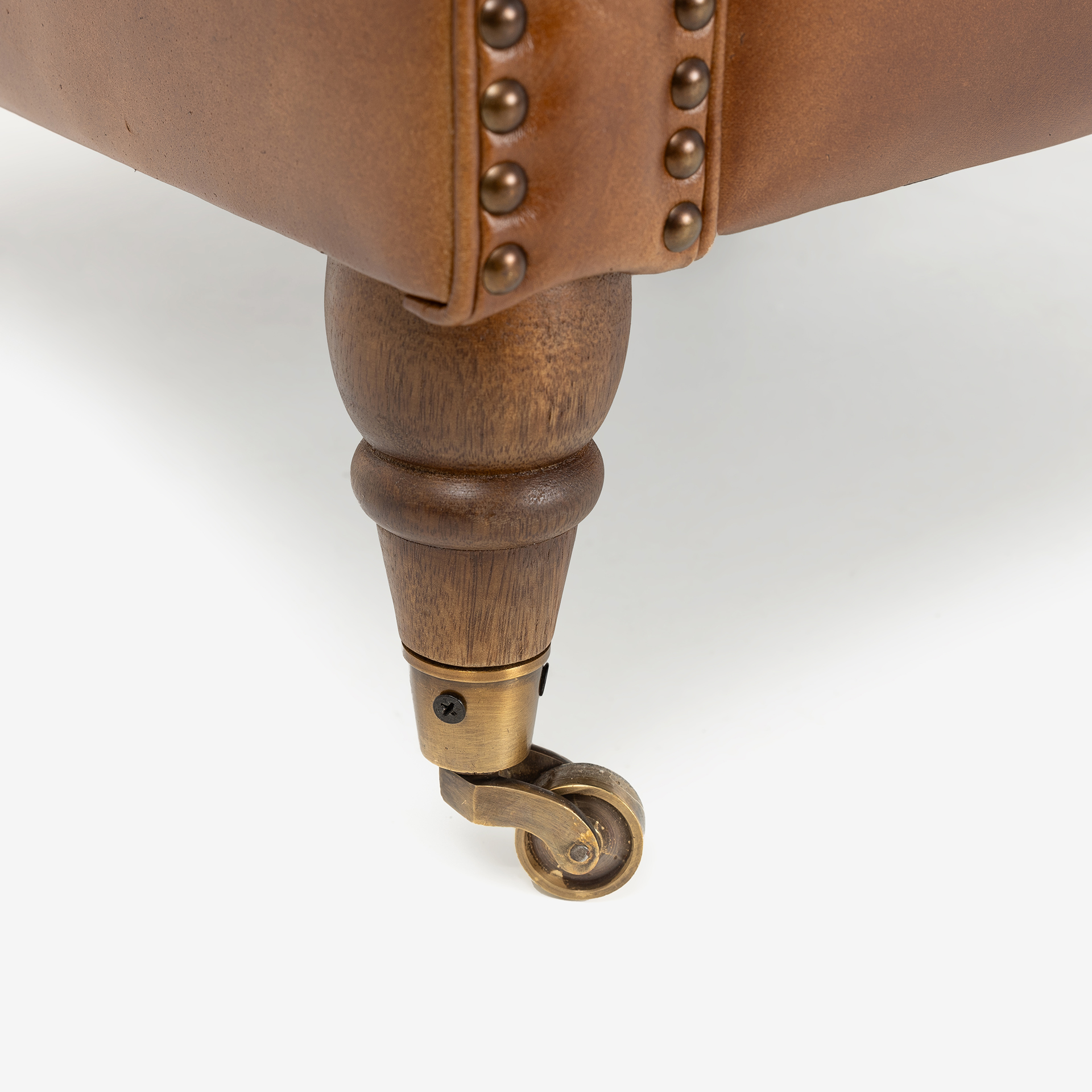 Butaca de piel marr&oacute;n Chester 84x83x88cm