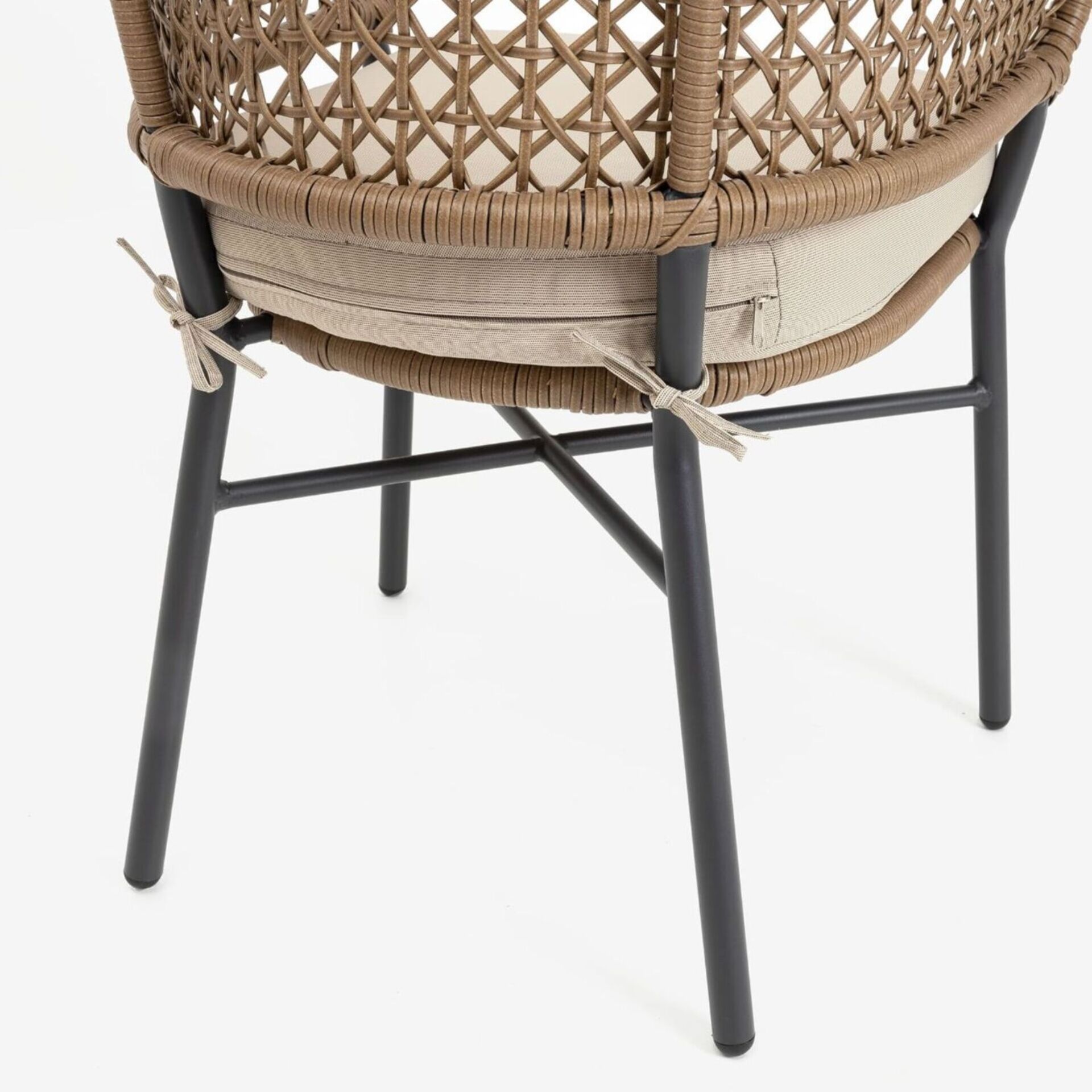 Silla para interior y exterior de rat&aacute;n sint&eacute;tico con coj&iacute;n Deia 57x61x74cm