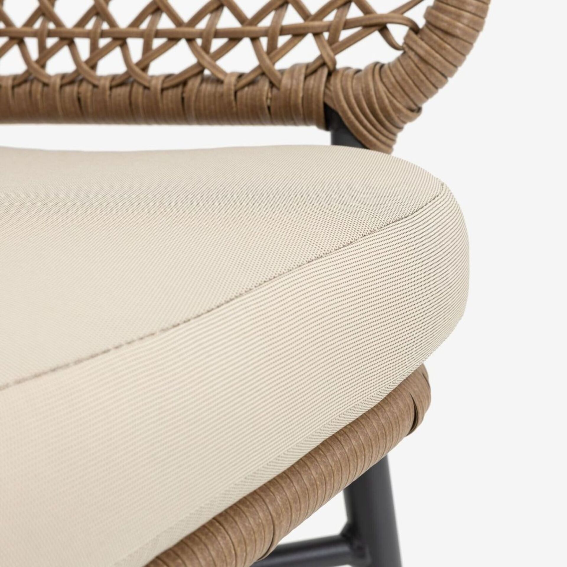 Silla para interior y exterior de rat&aacute;n sint&eacute;tico con coj&iacute;n Deia 57x61x74cm