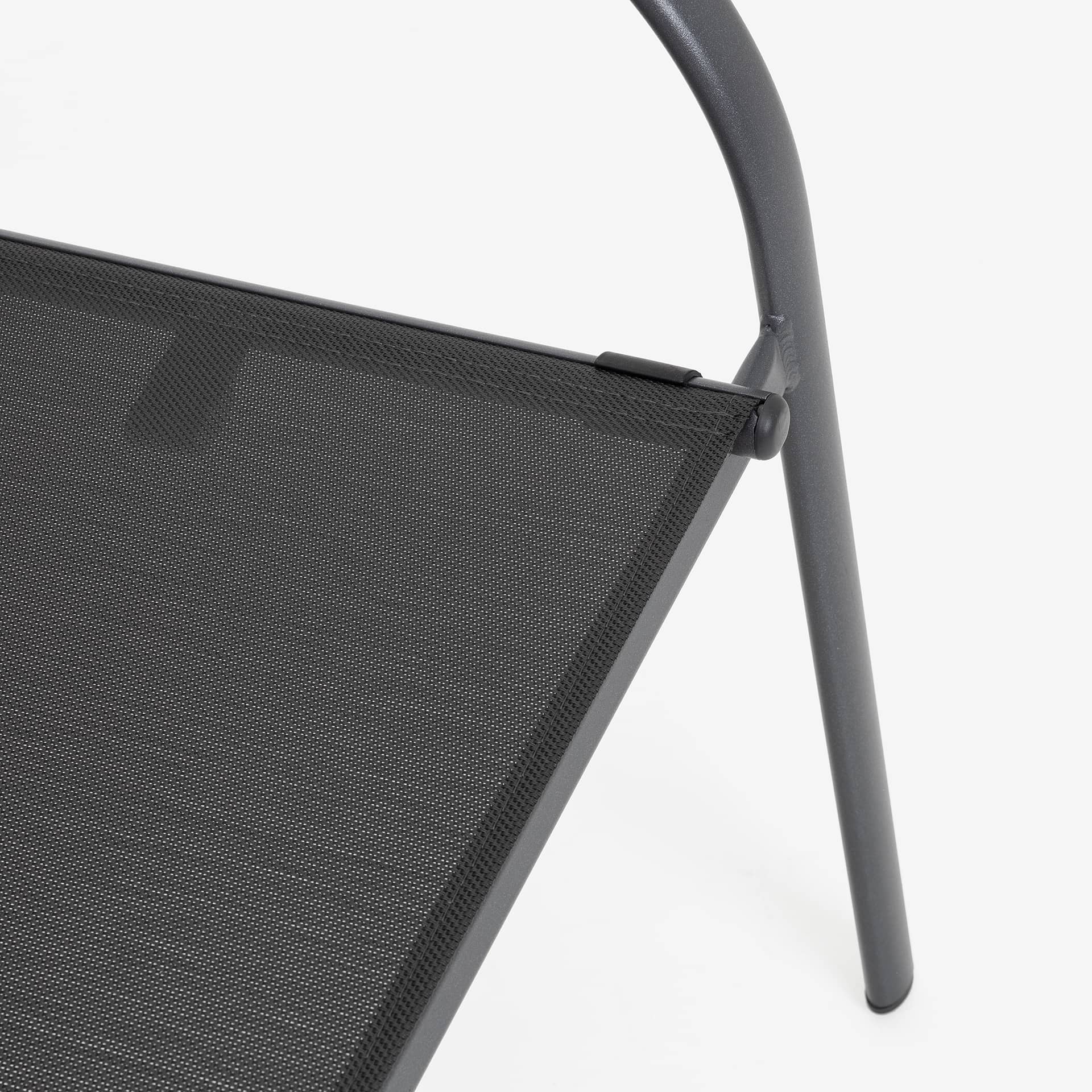 Silla de jard&iacute;n apilable con reposabrazos de aluminio y textilene gris 66x56x88cm