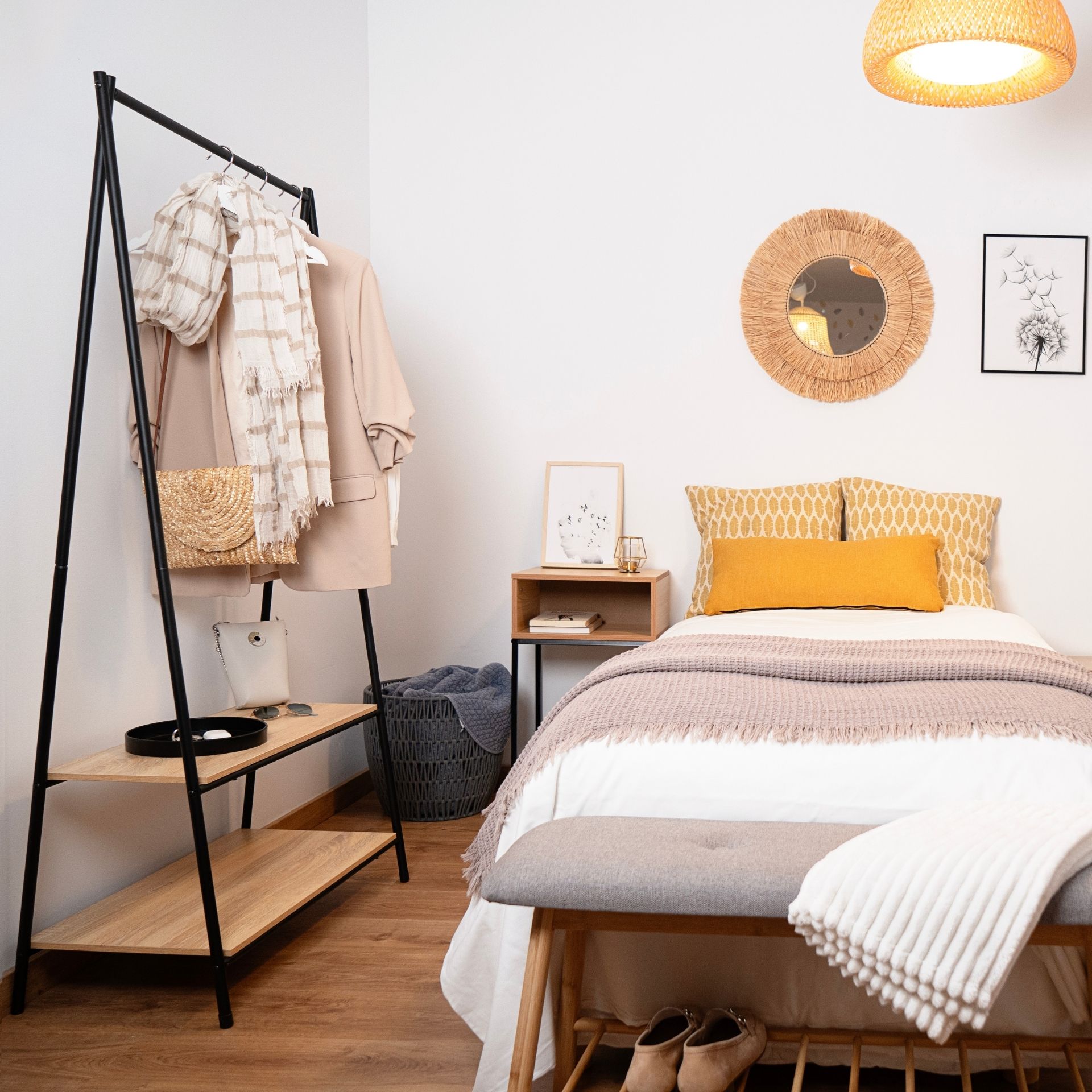 Perchero con dos estantes de acero y madera MDF Bruno 80x40x160cm