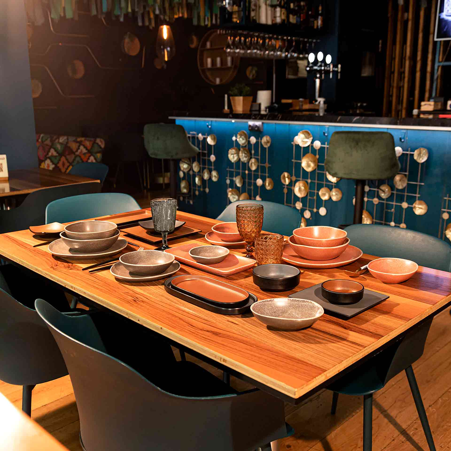 Plato cuadrado de melamina marr&oacute;n y negro Gio 18cm