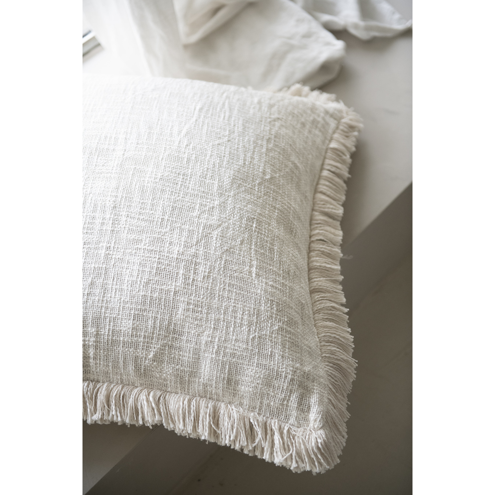 Funda de coj&iacute;n beige algod&oacute;n con flecos 60x60cm