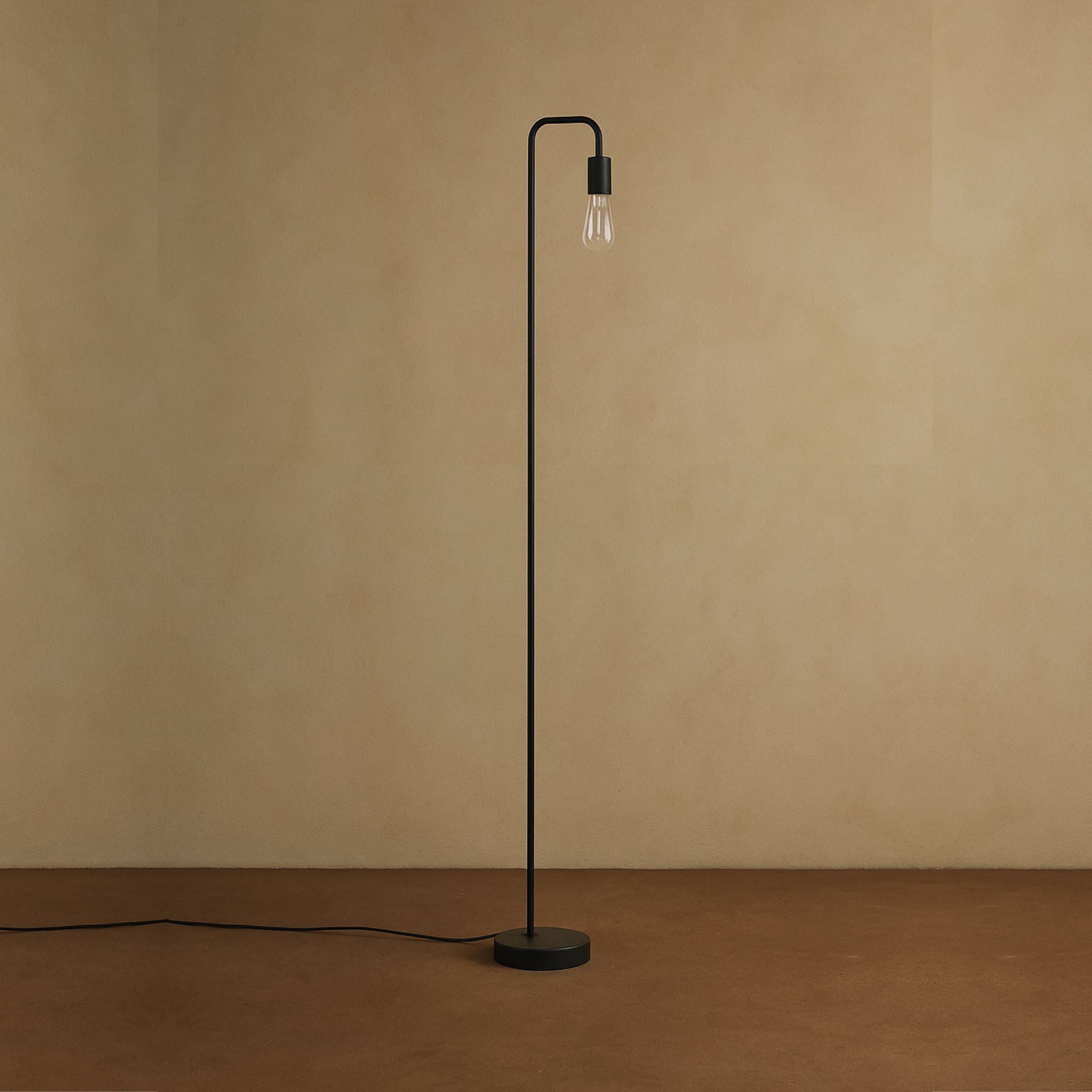 L&aacute;mpara de pie negra de metal Kobe 150cm